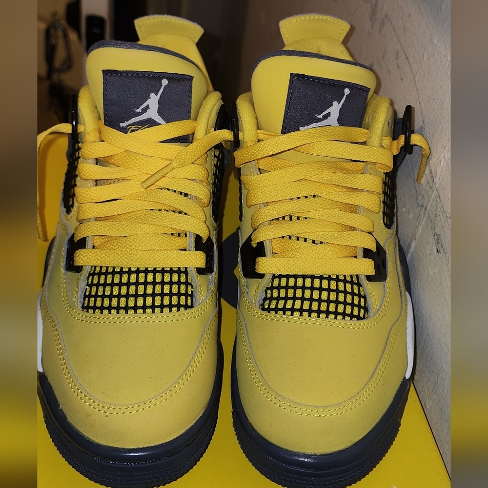 Jordan Air Retro GS in Yellow and Gray